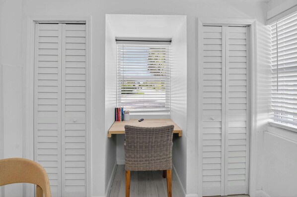 Ev, Birden Çok Yatak, Veranda, Bahçe Manzaralı (Delray Daydream) | İç mekân