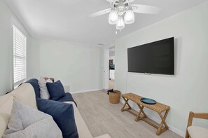 独立别墅, 多张床, 露台, 花园景观 (Delray Daydream) | 起居区