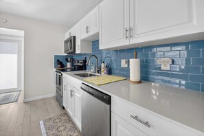 Nhà, nhiều giường, sân hiên, quang cảnh vườn (Delray Daydream) | Bếp riêng