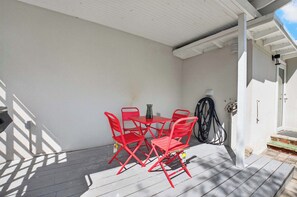 Casa, várias camas, varanda, vista para o jardim (Delray Daydream) | Opções para refeição ao ar livre