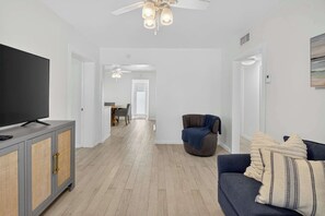 Ferienhaus, Mehrere Betten, Terrasse, Gartenblick (Delray Daydream) | Wohnbereich