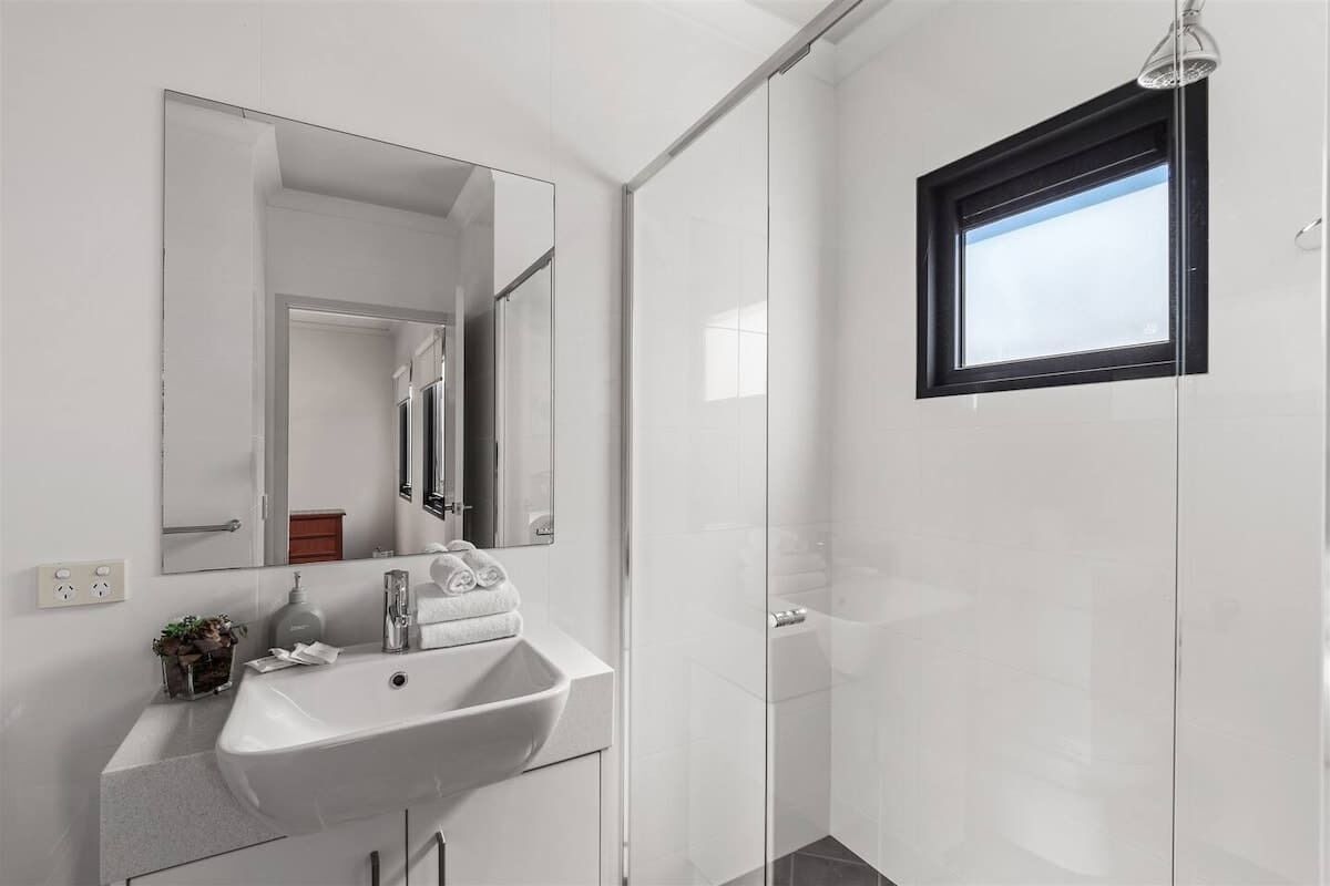 Shower, hair dryer, towels, shampoo
