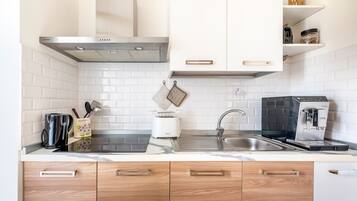 Fridge, oven, stovetop, coffee/tea maker