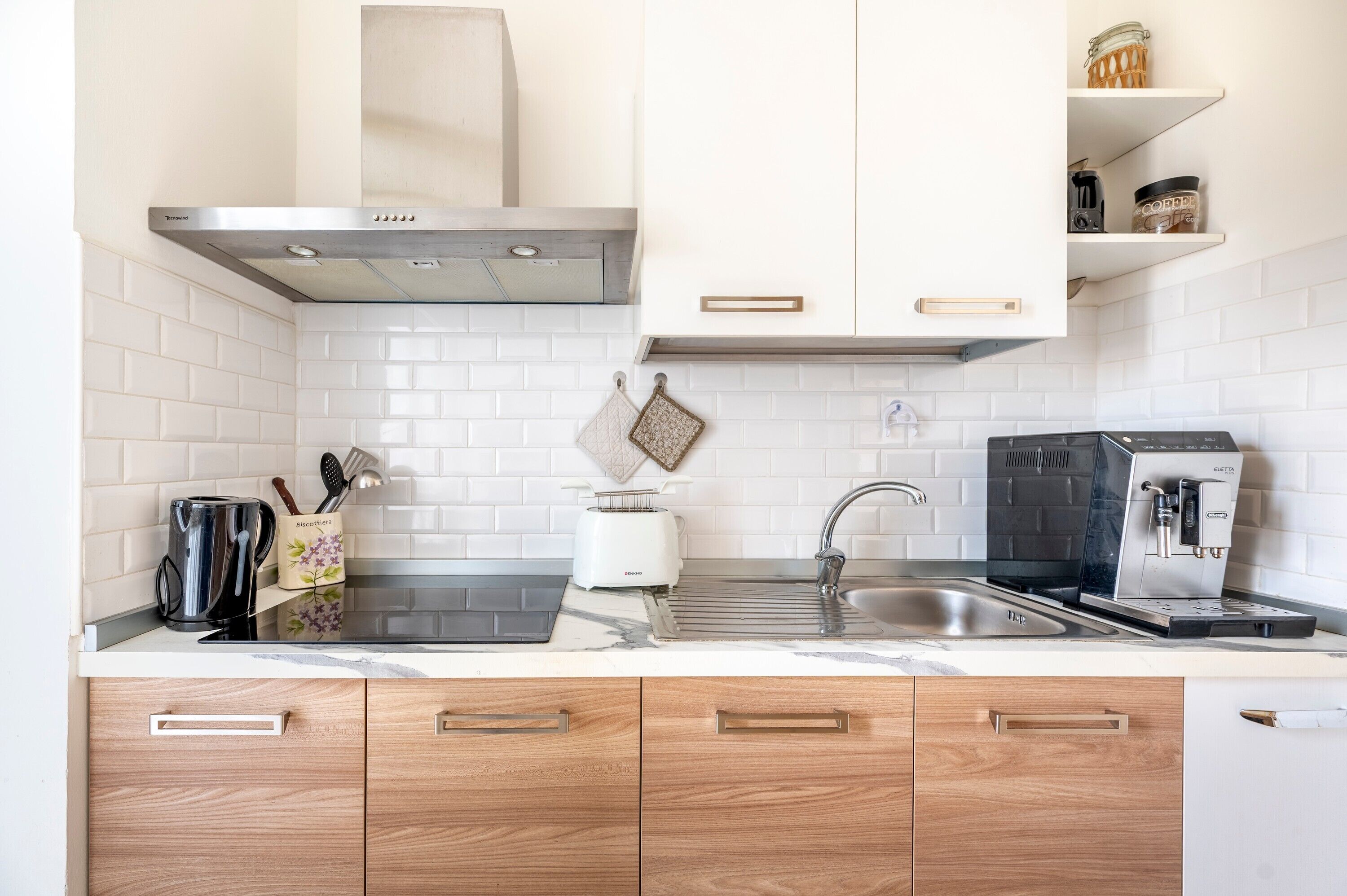 Fridge, oven, stovetop, coffee/tea maker