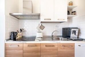 Frigorifero, forno, piano cottura, macchina per tè/caffè