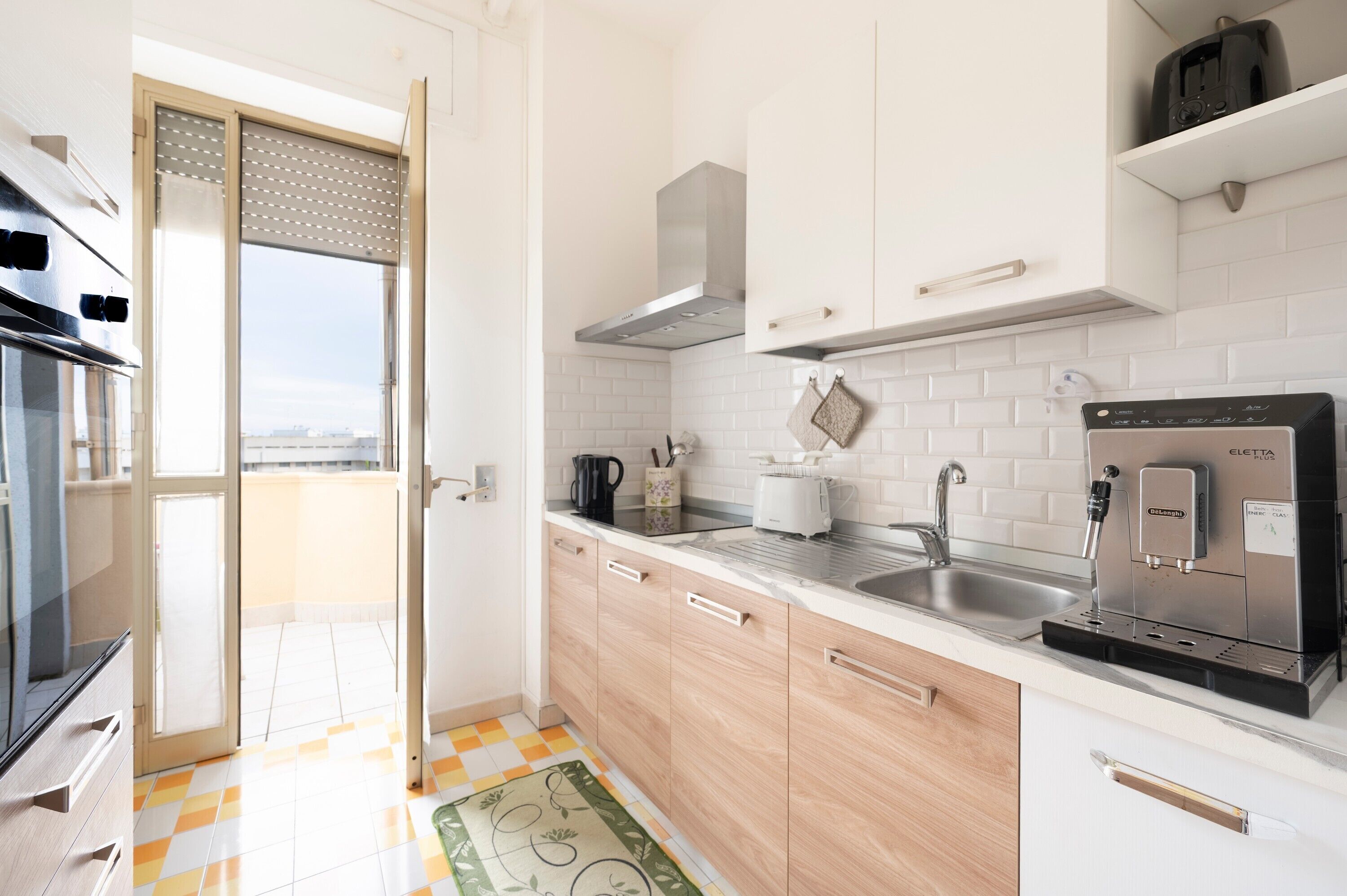 Fridge, oven, stovetop, coffee/tea maker