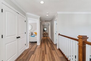 Interior - Spacious Island Retreat – Close to the Village and Beach, sleeps 10 (St Simons Island)
