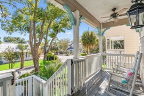 Property grounds - Spacious Island Retreat – Close to the Village and Beach, sleeps 10 (St Simons Island)