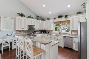 Fridge, microwave, oven, stovetop - Spacious Island Retreat – Close to the Village and Beach, sleeps 10 (St Simons Island)