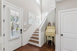 Interior - Spacious Island Retreat – Close to the Village and Beach, sleeps 10 (St Simons Island)