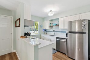 Fridge, microwave, oven, stovetop - Welcome to Ocean Walk Townhome – your island getaway in the heart of St. Simons! (St Simons Island)