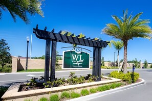 Property grounds - Disney 3BR Townhome w/ Pool & Mickey Theme (Kissimmee)