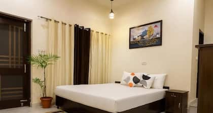 Luxury 5-Bedroom Farmhouse Retreat in Bir with Lawn & Scenic Views