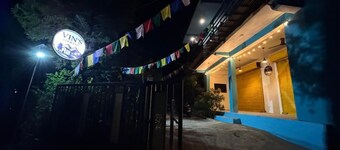 Luxury 5-Bedroom Farmhouse Retreat in Bir with Lawn & Scenic Views