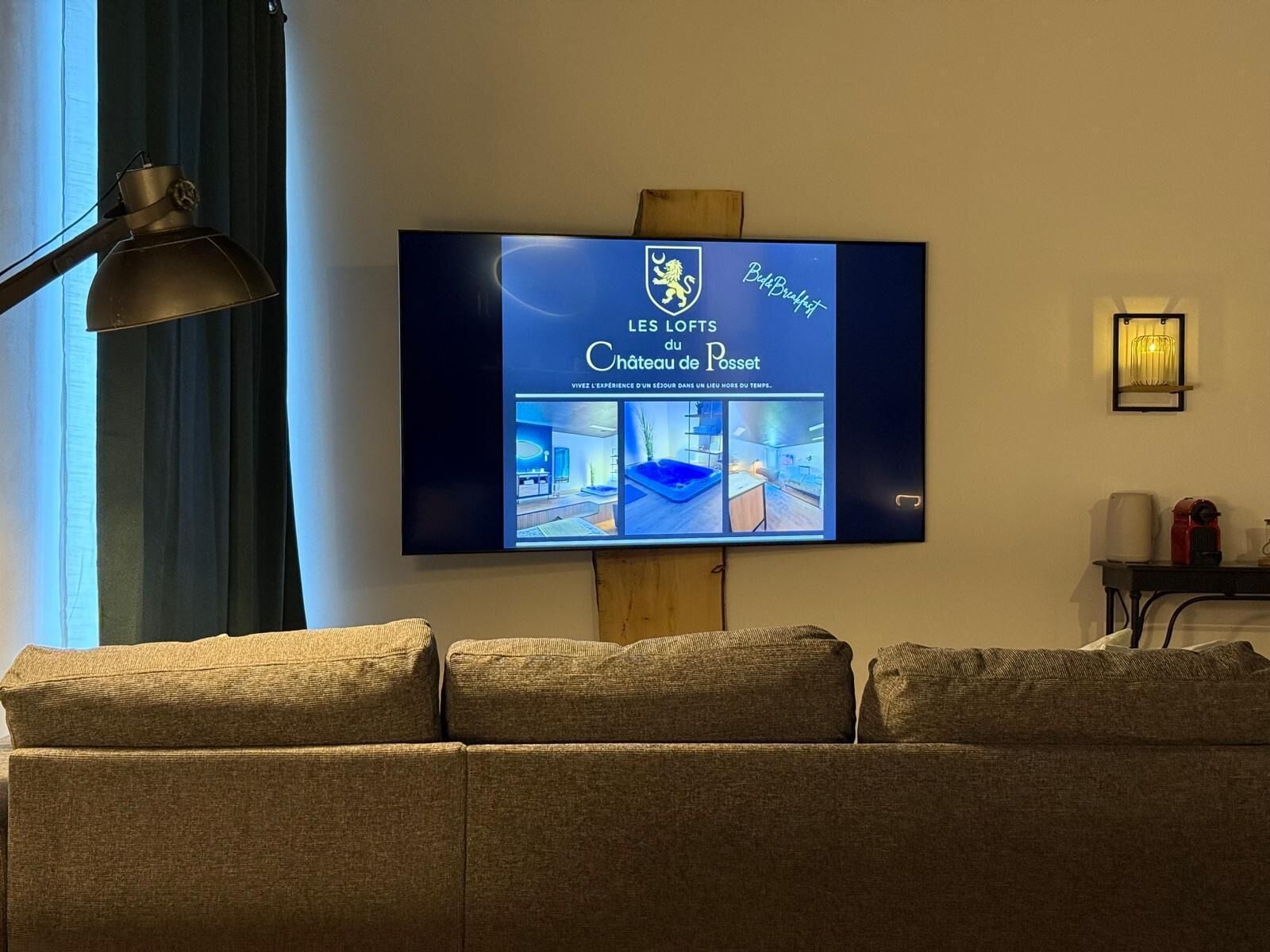 Deluxe Suite, Garden View | Television