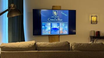 Deluxe Suite, Garden View | Television