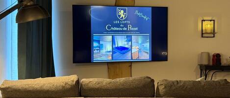 Suite Deluxe, vue sur le jardin | Téléviseur