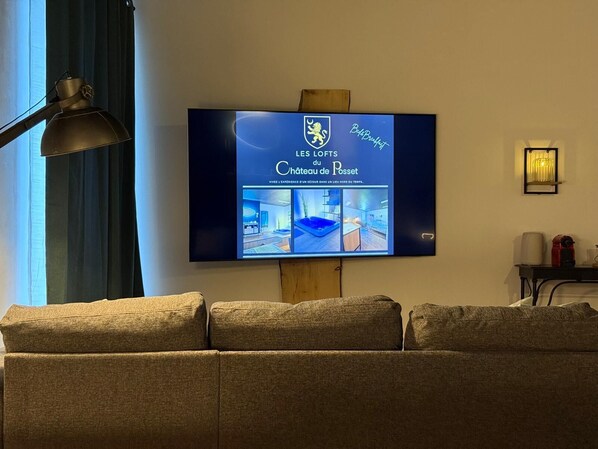 Deluxe Suite, Garden View | Television