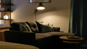 Deluxe Suite, Garden View | Living area