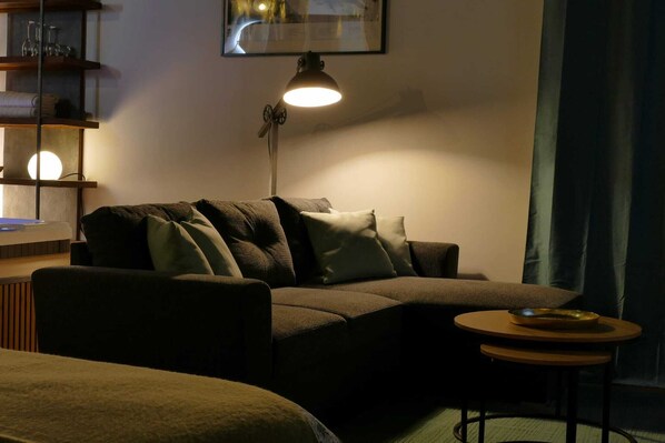 Deluxe Suite, Garden View | Living area