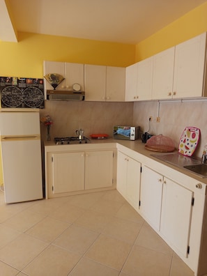 Coffee/tea maker, fridge, microwave, stovetop - Gianni Apartment, Santa Maria, Sal, Cape Verde (Santa Maria)