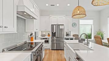 ハウス ビーチビュー | 専用キッチン | 大型冷蔵庫、電子レンジ、オーブン、コンロ