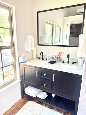 Dusch, hårtork, handdukar och tvål