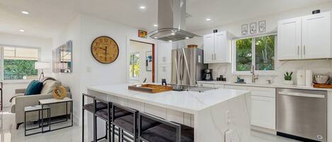 Refrigerador, microondas, horno, placa de cocina