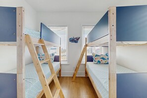 Tabla de planchar con plancha, internet y ropa de cama 