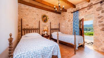 BĂŒgeleisen/BĂŒgelbrett, WLAN, BettwĂ€sche