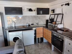 Réfrigérateur, micro-ondes, four, plaque de cuisson