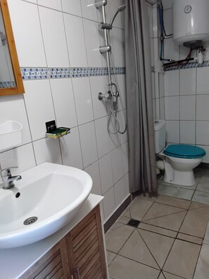 Shower, towels, toilet paper - Caribbean Sunset, Malendure: Sea view/Private Jacuzzi  (Bouillante)