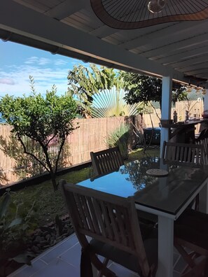 Outdoor dining - Caribbean Sunset, Malendure: Sea view/Private Jacuzzi  (Bouillante)