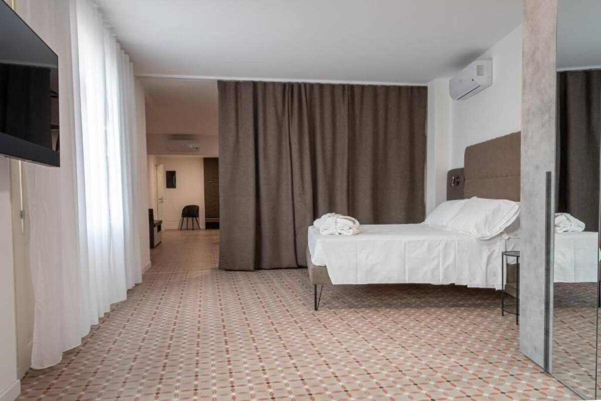 Colchones con pillow-top y caja de seguridad en la habitación 