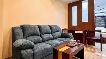 Luxury Quadruple Room, Balcony, City View | Living area