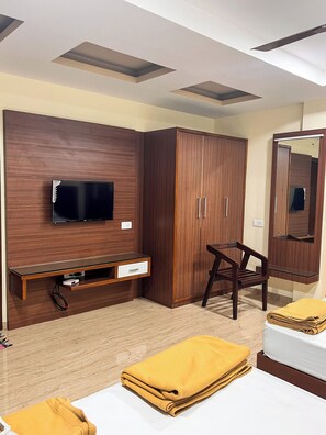 Kamar Quadruple Mewah, balkon, pemandangan kota | Televisi