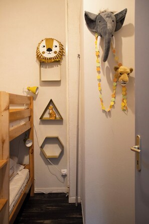 Een strijkplank/strijkijzer, internet, beddengoed