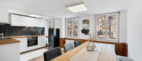 Un four, surface de cuisson, lave-vaisselle