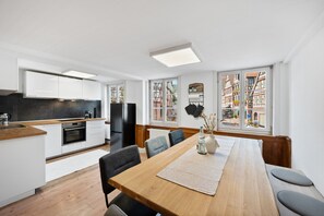 Een oven, een kookplaat, een vaatwasser