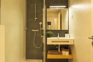 Douche, sèche-cheveux, serviettes fournies
