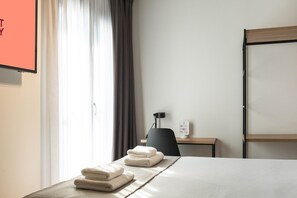 Fer et planche à repasser, accès Internet, draps fournis