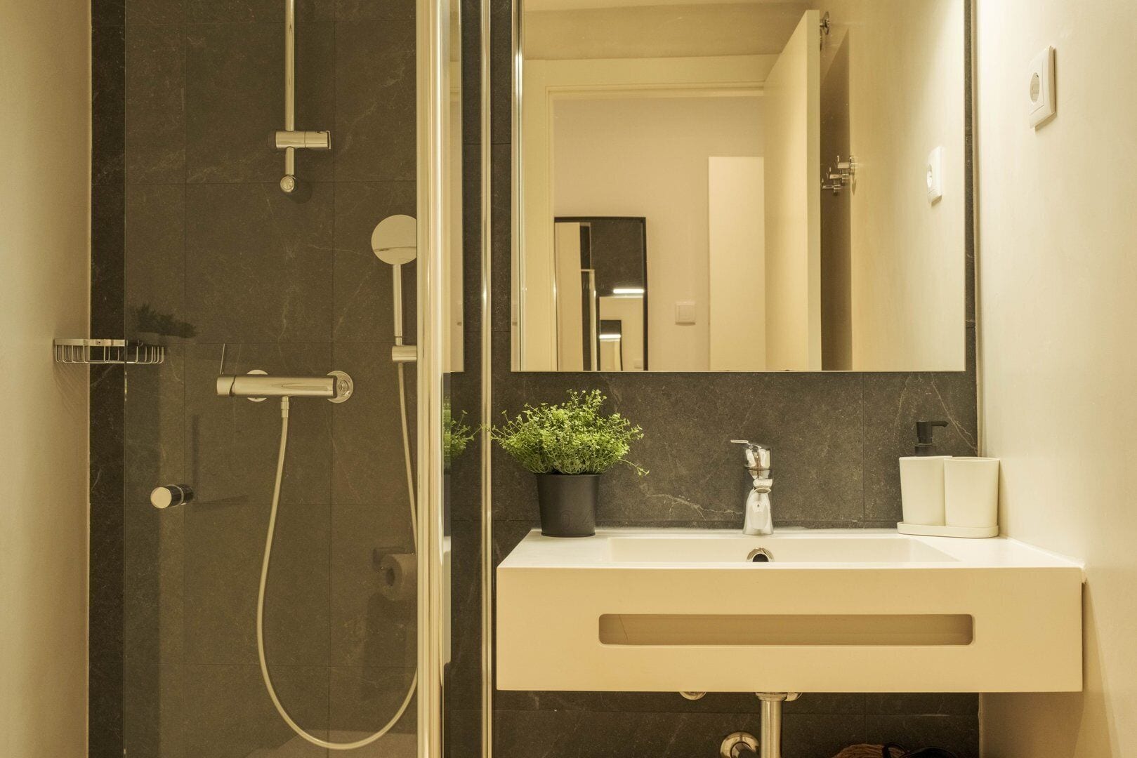 Douche, sèche-cheveux, serviettes fournies