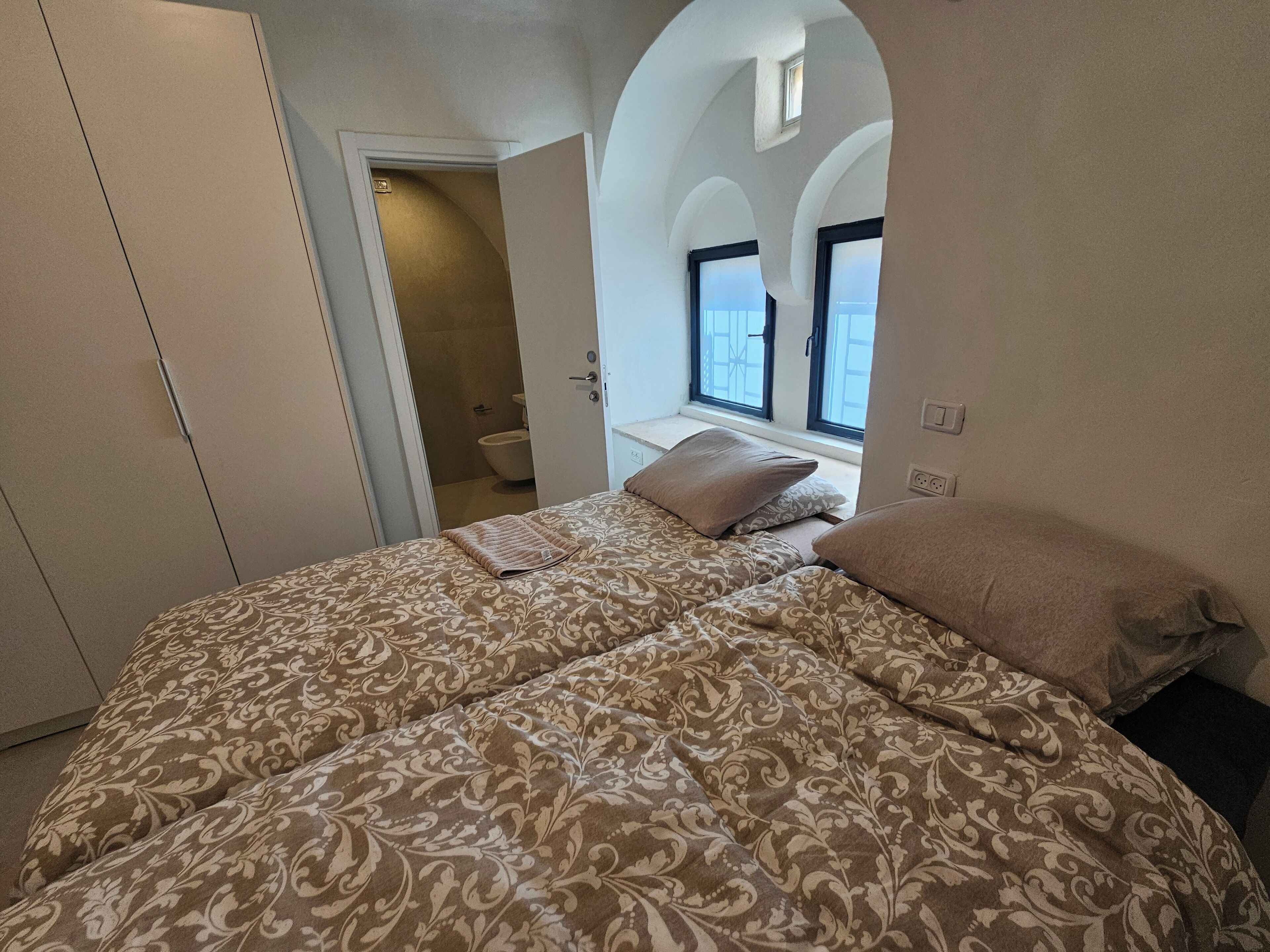 Iron/ironing board, free WiFi, bed sheets