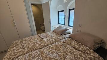 Iron/ironing board, free WiFi, bed sheets