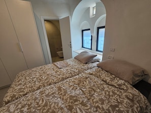 Silitysrauta/-lauta, ilmainen Wi-Fi, vuodevaatteet