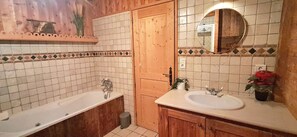 Shower, jetted bath, toilet paper - Le lodge des ours Located just a few minutes from the Espace Diamant, with sublime views. (Cohennoz)
