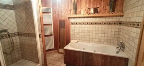 Regadera, tina de hidromasaje, papel de baño