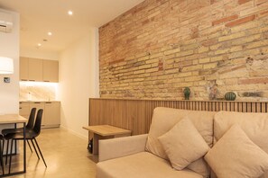 TV - Guest Ready - Fira Barcelona Modern Apartments (L'Hospitalet de Llobregat)