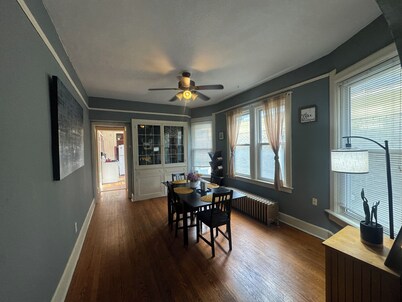 2-bedroom king bed, condo with AC-heat in downtown walkable Milwaukee