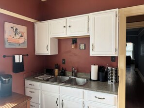 Fridge, oven, stovetop, coffee/tea maker